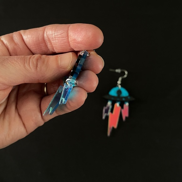 Alien in UFO with Lightning Dangles - Picture 7 of 10